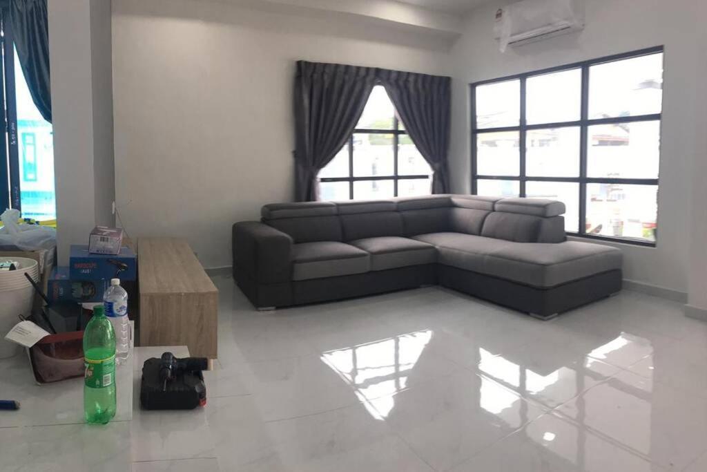 Villa 22Pax :Taman Pelangi Party House Nearby Midvelly Johor Bahru Exterior foto